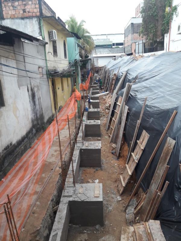Construção de muro de arrimo