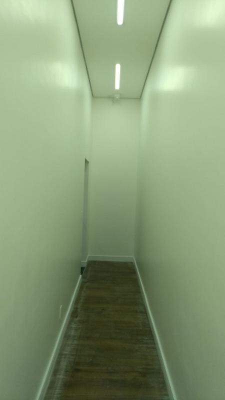 Instalação de rodapé de poliestireno
