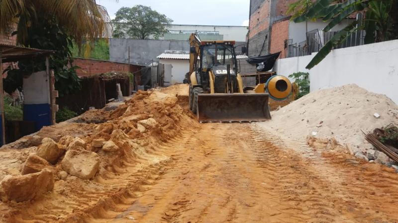 Limpeza de terreno com retroescavadeira