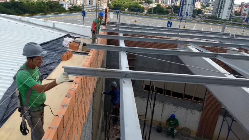 Montagem de estrutura metálica para telhado